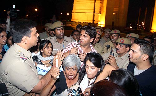 देखें कैसे सड़कों पर उतरे बाबा समर्थक । सत्याग्रह का दमन