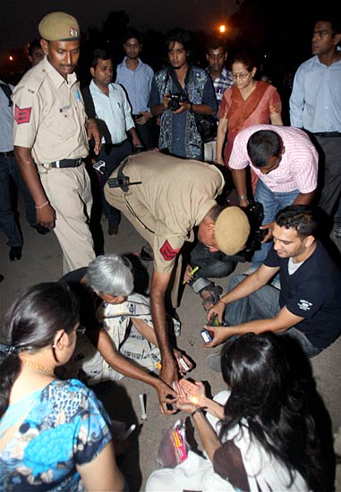 देखें कैसे सड़कों पर उतरे बाबा समर्थक । सत्याग्रह का दमन