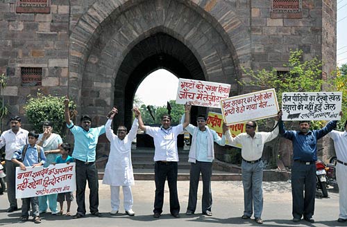 देखें कैसे सड़कों पर उतरे बाबा समर्थक । सत्याग्रह का दमन