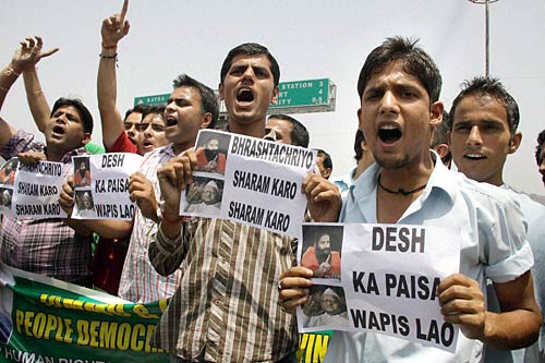 देखें कैसे सड़कों पर उतरे बाबा समर्थक । सत्याग्रह का दमन