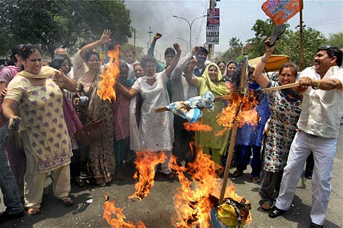 देखें कैसे सड़कों पर उतरे बाबा समर्थक । सत्याग्रह का दमन