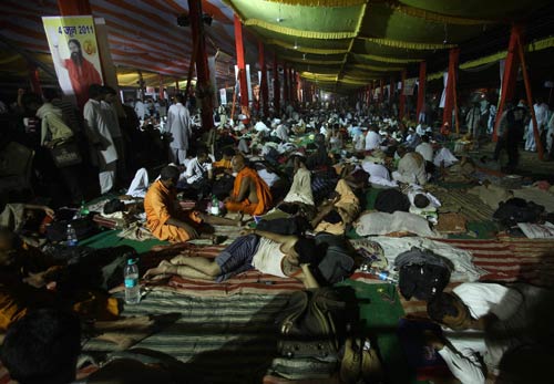 देखें कैसे कुचला गया बाबा का सत्‍याग्रह । बाबा हुए गिरफ्तार