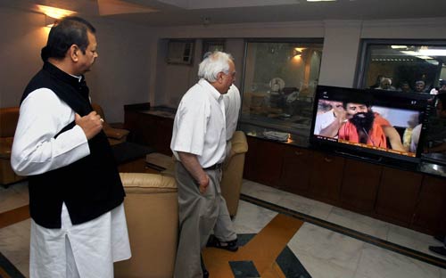 देखिए बाबा ने कैसे तोड़ा अनशन... । सत्याग्रह का दमन