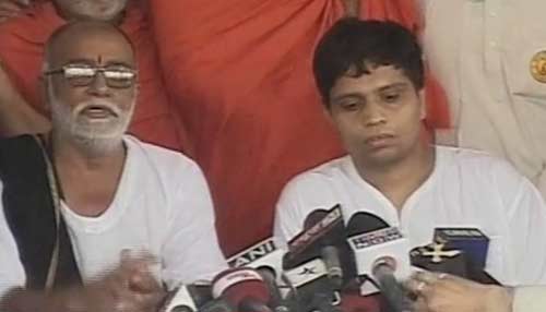 देखिए बाबा ने कैसे तोड़ा अनशन... । सत्याग्रह का दमन