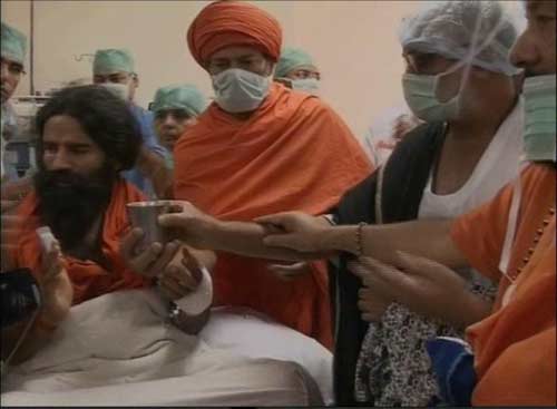 देखिए बाबा ने कैसे तोड़ा अनशन... । सत्याग्रह का दमन