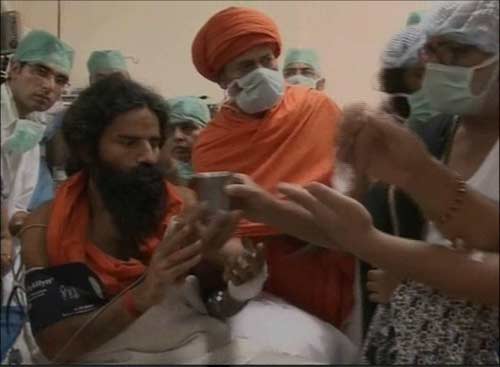 देखिए बाबा ने कैसे तोड़ा अनशन... । सत्याग्रह का दमन