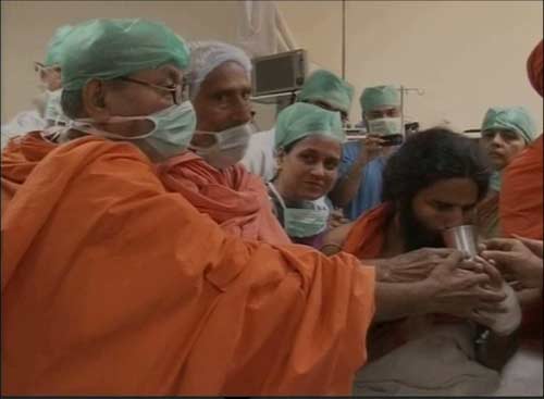 देखिए बाबा ने कैसे तोड़ा अनशन... । सत्याग्रह का दमन