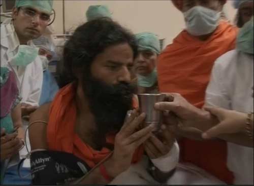 देखिए बाबा ने कैसे तोड़ा अनशन... । सत्याग्रह का दमन