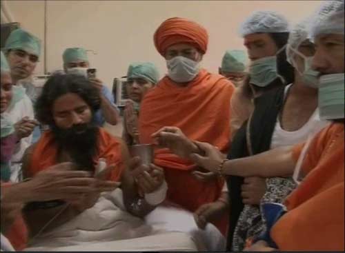 देखिए बाबा ने कैसे तोड़ा अनशन... । सत्याग्रह का दमन