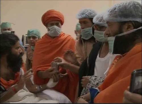 देखिए बाबा ने कैसे तोड़ा अनशन... । सत्याग्रह का दमन