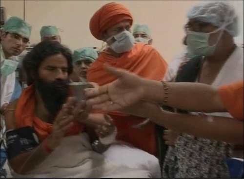 देखिए बाबा ने कैसे तोड़ा अनशन... । सत्याग्रह का दमन