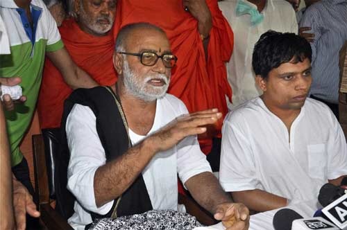 देखिए बाबा ने कैसे तोड़ा अनशन... । सत्याग्रह का दमन