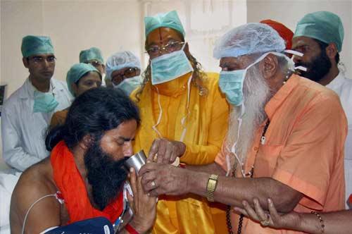 देखिए बाबा ने कैसे तोड़ा अनशन... । सत्याग्रह का दमन