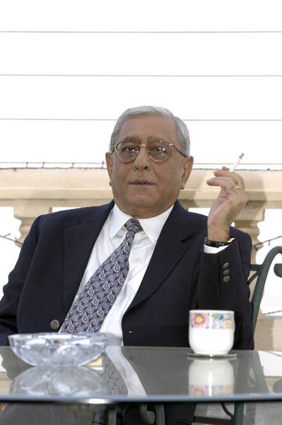 हर फिक्र को धुएं में उड़ाता चला गया...| ग्लैमर का तड़का