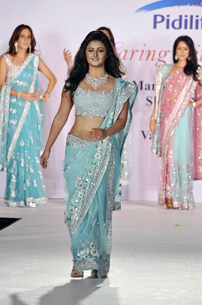 चैरिटी फैशन शो में सितारों के जलवे... । हसीनाओं का जलवा