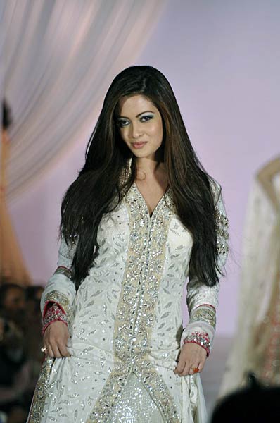 चैरिटी फैशन शो में सितारों के जलवे... । हसीनाओं का जलवा