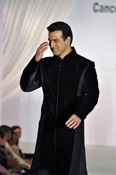 चैरिटी फैशन शो में सितारों के जलवे... । हसीनाओं का जलवा