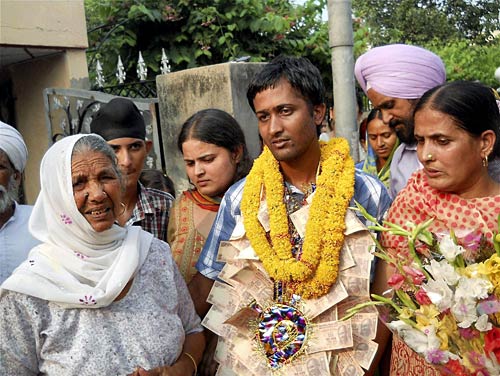 24 जून 2011: तस्‍वीरों में देखें दिनभर की बड़ी खबरें