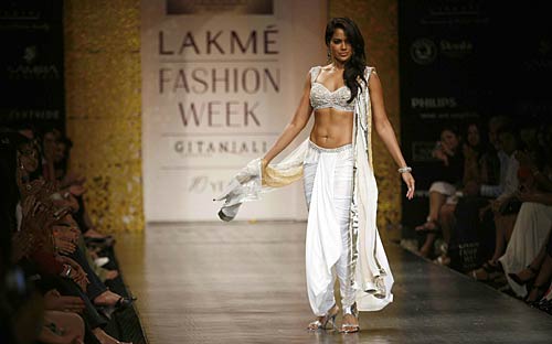 गहराता आकर्षण नाभि का  | 'सविता भाभी' के जलवे 