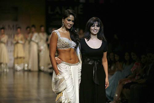 गहराता आकर्षण नाभि का  | 'सविता भाभी' के जलवे 