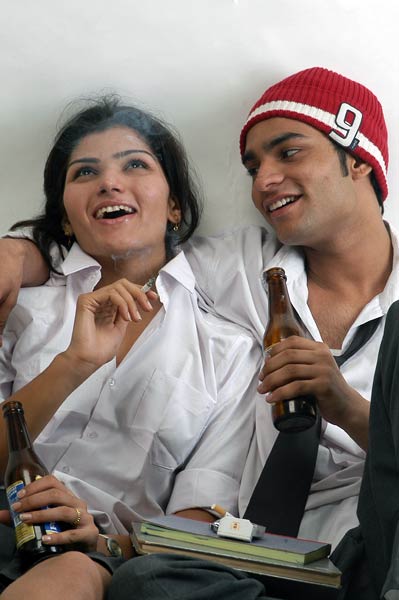 हर फिक्र को धुएं में उड़ाता चला गया...| ग्लैमर का तड़का