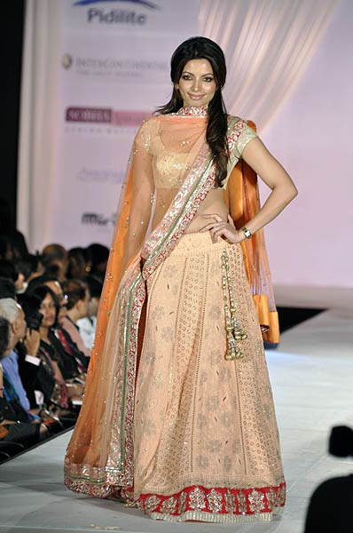 चैरिटी फैशन शो में सितारों के जलवे... । हसीनाओं का जलवा