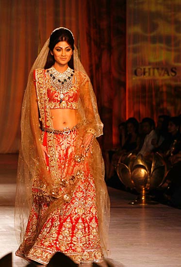 गहराता आकर्षण नाभि का  | 'सविता भाभी' के जलवे 