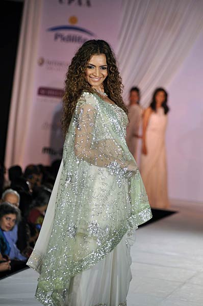 चैरिटी फैशन शो में सितारों के जलवे... । हसीनाओं का जलवा