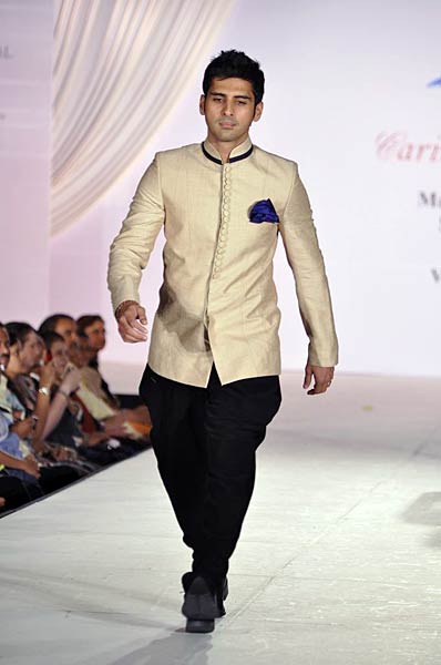 चैरिटी फैशन शो में सितारों के जलवे... । हसीनाओं का जलवा