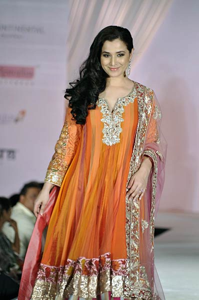 चैरिटी फैशन शो में सितारों के जलवे... । हसीनाओं का जलवा