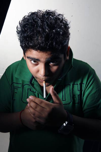 हर फिक्र को धुएं में उड़ाता चला गया...| ग्लैमर का तड़का