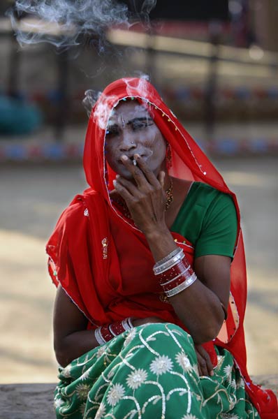 हर फिक्र को धुएं में उड़ाता चला गया...| ग्लैमर का तड़का