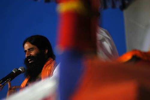 तस्‍वीरों में बाबा रामदेव की जिंदगी । पार्टी नहीं बनाऊंगा