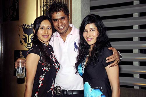 टीजे सिद्धू ने मनाया जन्‍मदिन । हसीनाओं का जलवा