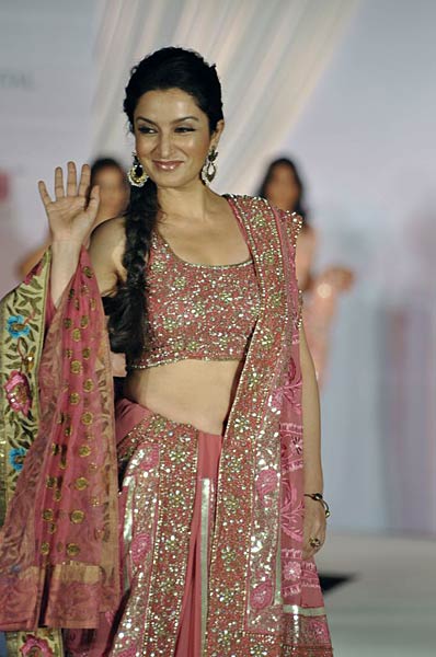 चैरिटी फैशन शो में सितारों के जलवे... । हसीनाओं का जलवा