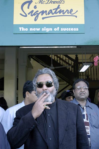 हर फिक्र को धुएं में उड़ाता चला गया...| ग्लैमर का तड़का