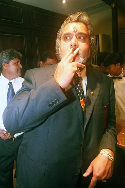 हर फिक्र को धुएं में उड़ाता चला गया...| ग्लैमर का तड़का