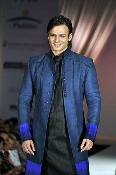 चैरिटी फैशन शो में सितारों के जलवे... । हसीनाओं का जलवा