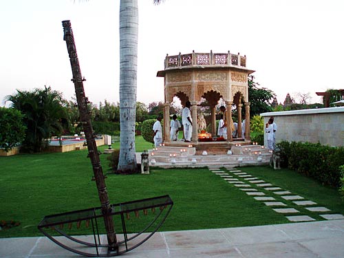 भव्‍यता समेटे खजुराहो के मंदिर व कलाकृतियां