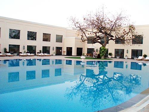 भव्‍यता समेटे खजुराहो के मंदिर व कलाकृतियां