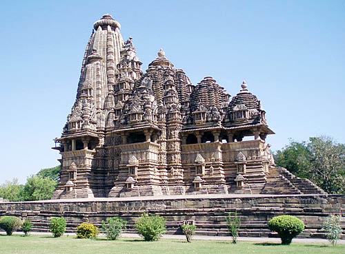 भव्‍यता समेटे खजुराहो के मंदिर व कलाकृतियां