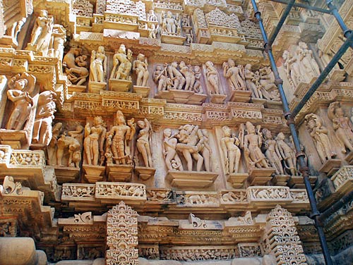 भव्‍यता समेटे खजुराहो के मंदिर व कलाकृतियां