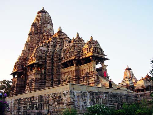 भव्‍यता समेटे खजुराहो के मंदिर व कलाकृतियां