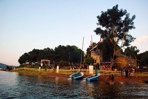 पर्यटकों को रिझाती हैं मेघालय की घटाएं...