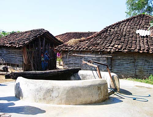 भव्‍यता समेटे खजुराहो के मंदिर व कलाकृतियां
