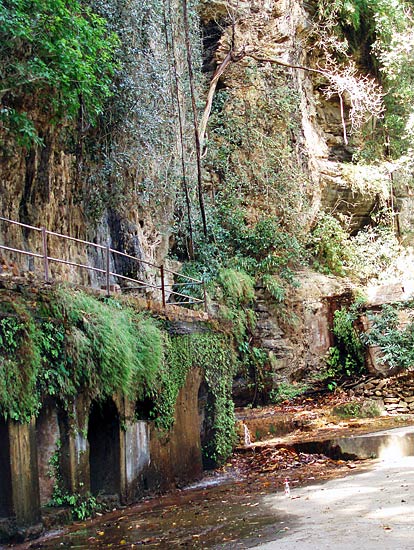 भव्‍यता समेटे खजुराहो के मंदिर व कलाकृतियां
