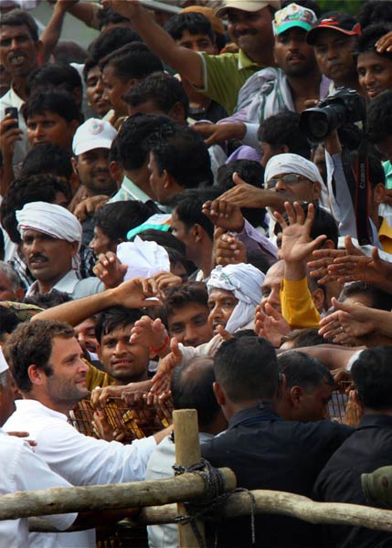 अलीगढ़ में राहुल की किसान महापंचायत...। राहुल की 'पदयात्रा'