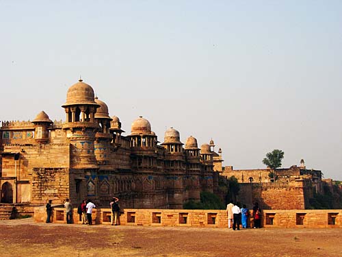 भव्‍यता समेटे खजुराहो के मंदिर व कलाकृतियां