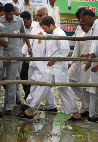 अलीगढ़ में राहुल की किसान महापंचायत...। राहुल की 'पदयात्रा'