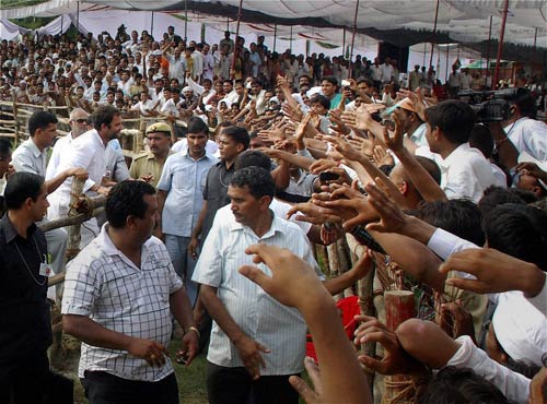 अलीगढ़ में राहुल की किसान महापंचायत...। राहुल की 'पदयात्रा'